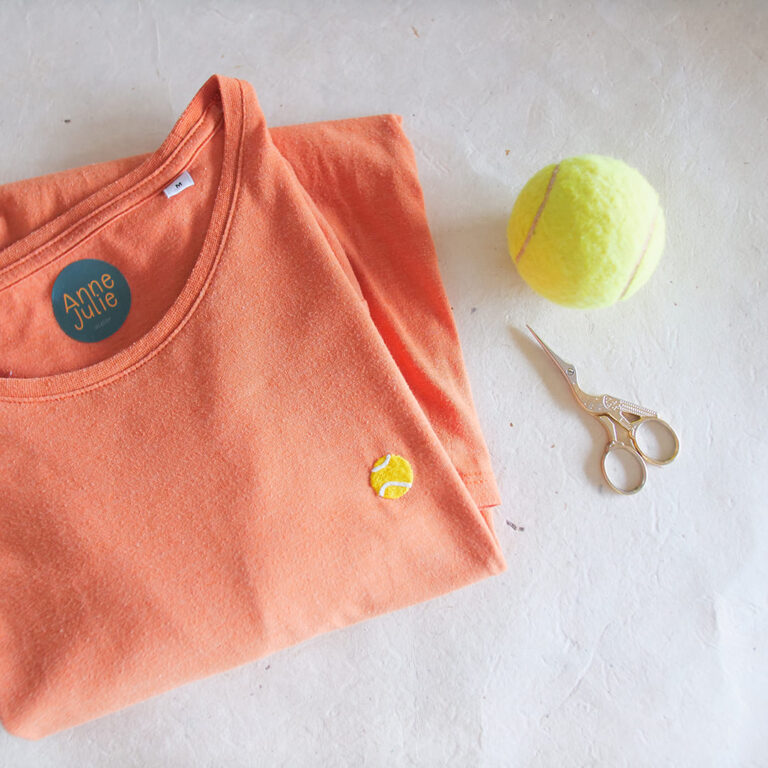 Tee-shirt brodé balle de tennis. Personnalisation.
